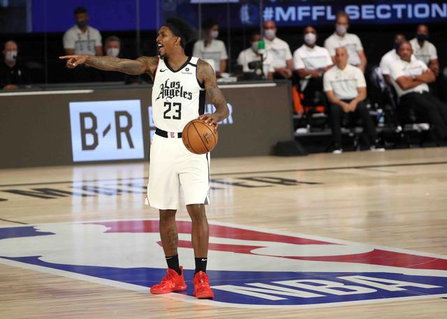 维护赛场秩 维护赛场秩